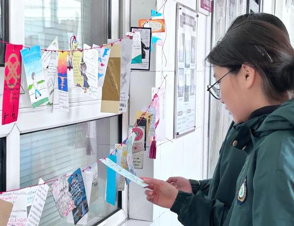 学生驻足观看(2) 学生驻足观看(2)